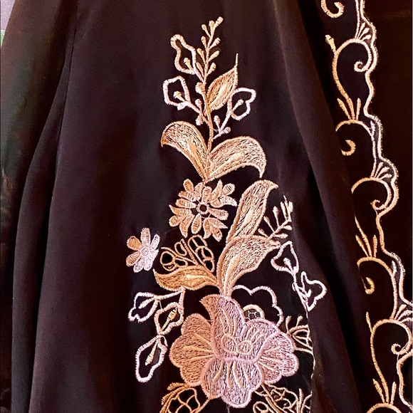 πΊπHPππΊ NWOT Stunning Black Silk Embroidered Topper - Picture 12 of 16